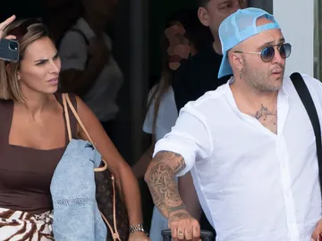 Irene Rosales y Kiko Rivera, a la salida del aeropuerto Irene Rosales y Kiko Rivera, a la salida del aeropuerto