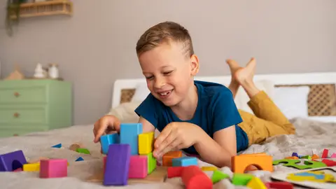 Niño jugando con bloques de construcción Niño jugando con bloques de construcción