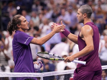 Mattia Bellucci felicita a Carlos Alcaraz tras la segunda ronda del US Open