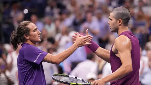 Mattia Bellucci felicita a Carlos Alcaraz tras la segunda ronda del US Open Mattia Bellucci felicita a Carlos Alcaraz tras la segunda ronda del US Open