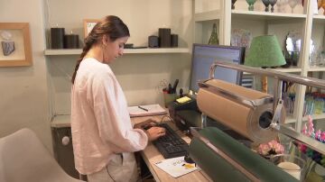Joven trabajando en una tienda