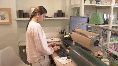 Joven trabajando en una tienda Joven trabajando en una tienda
