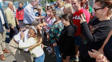 Los reyes Felipe VI y Letizia saludan a varios niños mientras visitan un colegio público de la parroquia de Medieros, en Monterrei (Ourense)