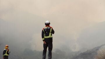 Bomberos en el incendio en La Baña, Encinedo, La Cabrera, León, Castilla y León
