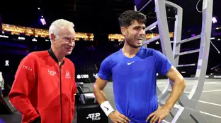 John McEnroe bromea con Carlos Alcaraz en la Laver Cup 2024 en Berlín John McEnroe bromea con Carlos Alcaraz en la Laver Cup 2024 en Berlín