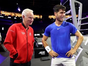 John McEnroe bromea con Carlos Alcaraz en la Laver Cup 2024 en Berlín