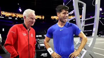 John McEnroe bromea con Carlos Alcaraz en la Laver Cup 2024 en Berlín John McEnroe bromea con Carlos Alcaraz en la Laver Cup 2024 en Berlín