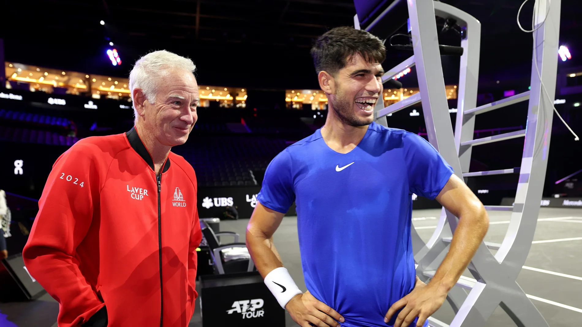 John McEnroe bromea con Carlos Alcaraz en la Laver Cup 2024 en Berlín John McEnroe bromea con Carlos Alcaraz en la Laver Cup 2024 en Berlín