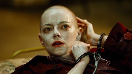 Emma Stone con el pelo rapado al cero para Bugonia de Yorgo Lanthimos
