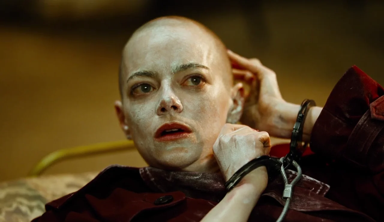 Emma Stone con el pelo rapado al cero para Bugonia de Yorgo Lanthimos