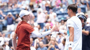 Jannik Sinner saluda a Alexei Popyrin tras meterse en la tercera ronda del US Open