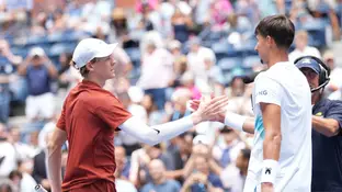 Jannik Sinner saluda a Alexei Popyrin tras meterse en la tercera ronda del US Open Jannik Sinner saluda a Alexei Popyrin tras meterse en la tercera ronda del US Open