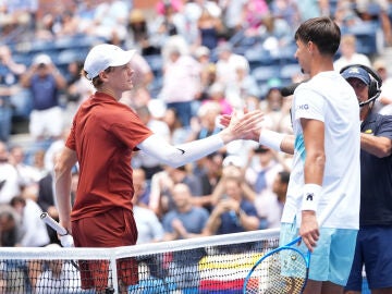 Jannik Sinner saluda a Alexei Popyrin tras meterse en la tercera ronda del US Open