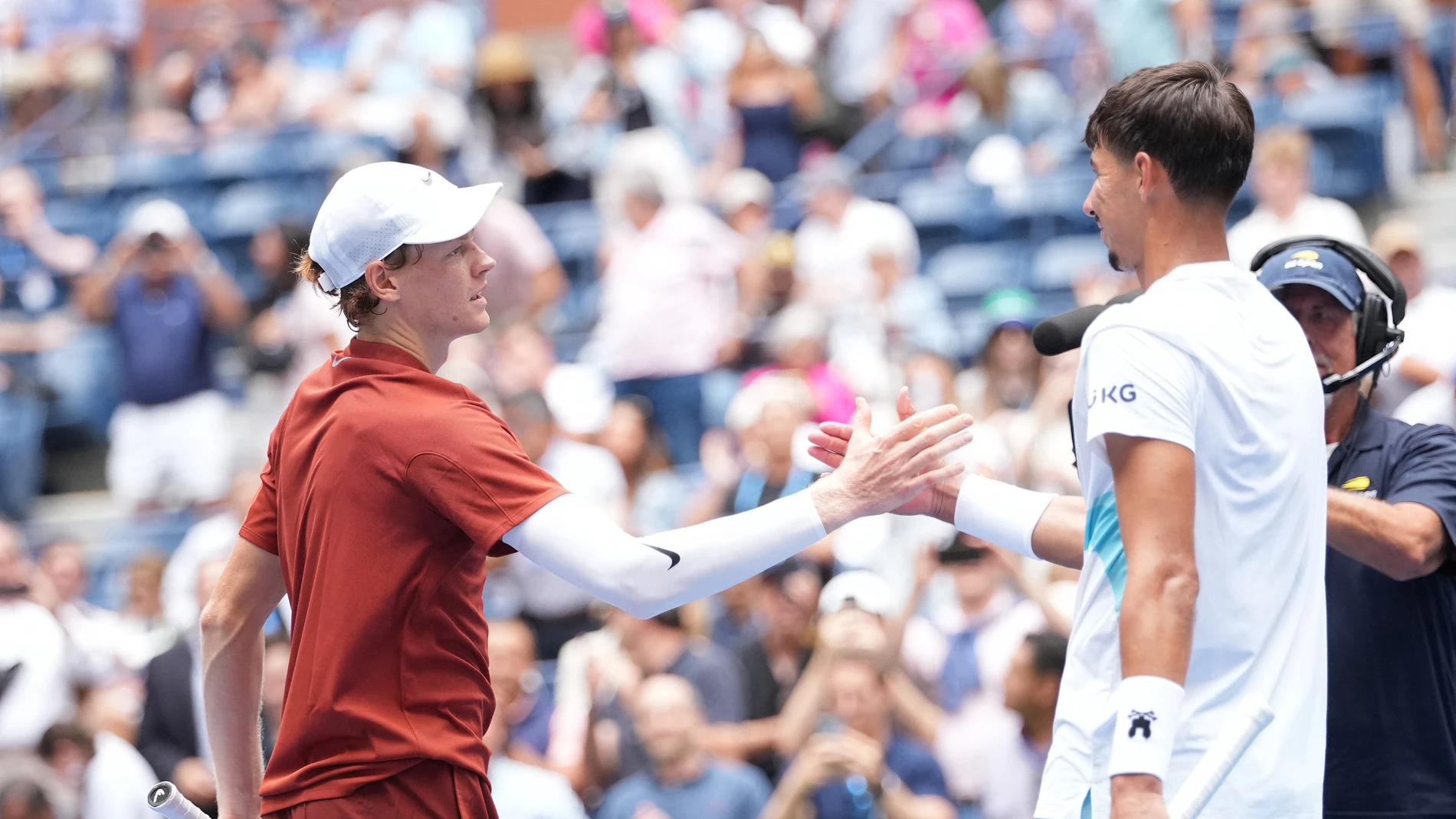 Jannik Sinner saluda a Alexei Popyrin tras meterse en la tercera ronda del US Open Jannik Sinner saluda a Alexei Popyrin tras meterse en la tercera ronda del US Open