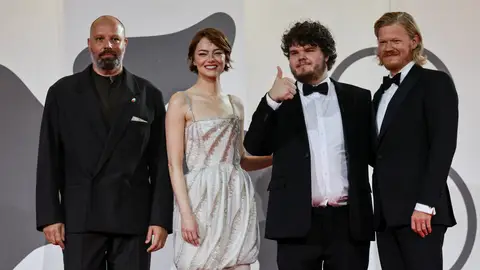 Yorgos Lanthimos, Emma Stone, Aidan Delbis y Jesse Plemons en el Festival de cine de Venecia presentando Bugonia Yorgos Lanthimos, Emma Stone, Aidan Delbis y Jesse Plemons en el Festival de cine de Venecia presentando Bugonia
