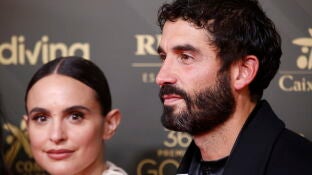 Ver&oacute;nica Echegui y Alex Garc&iacute;a posan con el Goya al Mejor Cortometraje en el photocall de la 36 Gala de los Premios Goya, en el Palau de les Arts el 12 de febrero de 2022 en Valencia, Espa&ntilde;a.