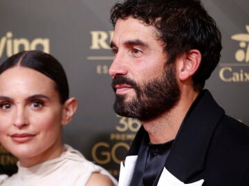 Verónica Echegui y Alex García posan con el Goya al Mejor Cortometraje en el photocall de la 36 Gala de los Premios Goya, en el Palau de les Arts el 12 de febrero de 2022 en Valencia, España.