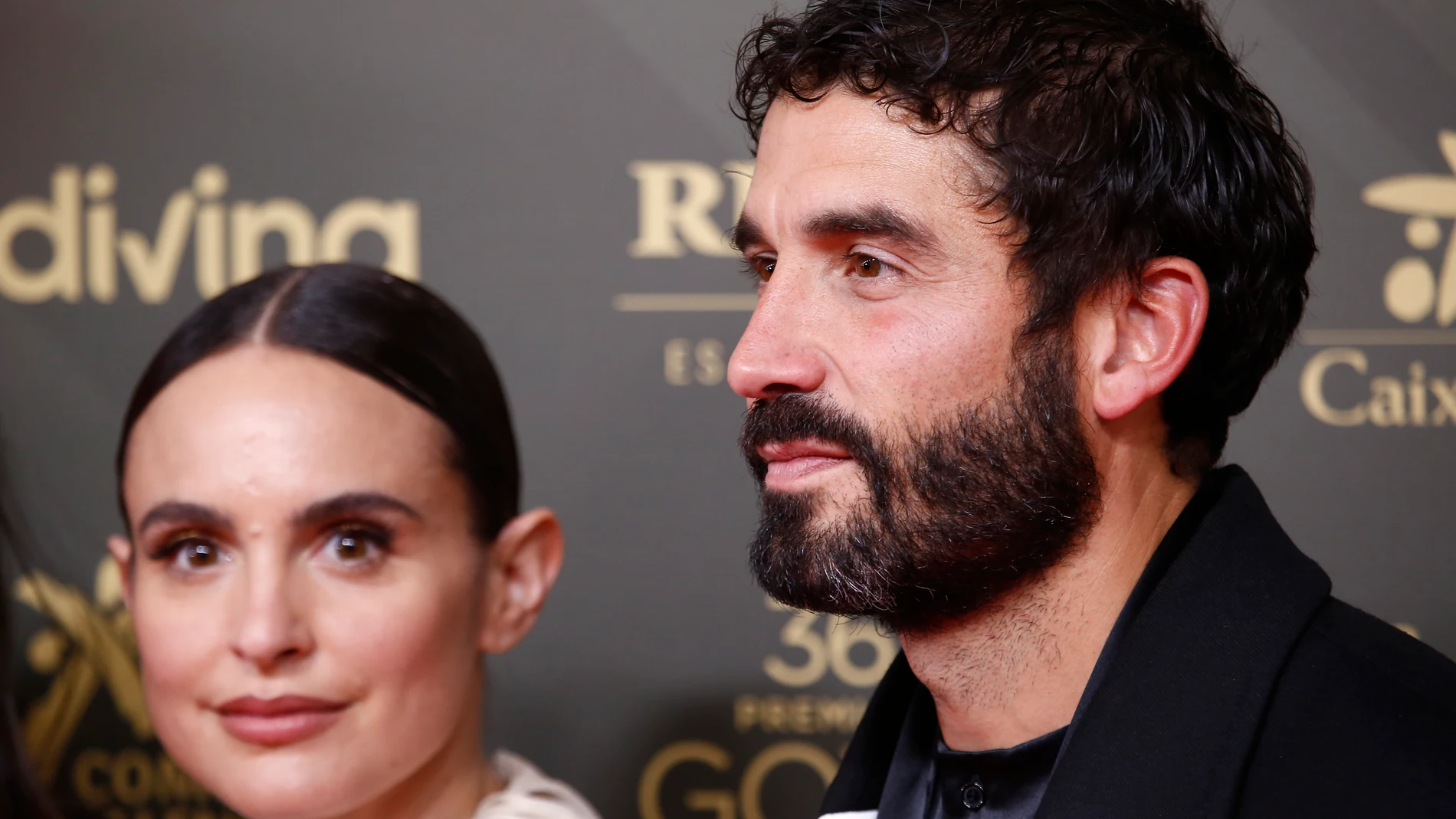 Verónica Echegui y Alex García posan con el Goya al Mejor Cortometraje en el photocall de la 36 Gala de los Premios Goya, en el Palau de les Arts el 12 de febrero de 2022 en Valencia, España. Verónica Echegui y Alex García posan con el Goya al Mejor Cortometraje en el photocall de la 36 Gala de los Premios Goya, en el Palau de les Arts el 12 de febrero de 2022 en Valencia, España.