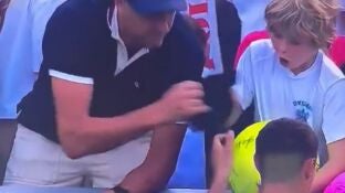 El hombre quitando la gorra a un ni&ntilde;o tras un partido del US Open