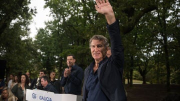 El presidente del Partido Popular, Alberto Núñez Feijóo, durante la inauguración del curso político del PP, en la Carballeira de San Xusto, a 31 de agosto de 2025, en Cerdedo-Cotobade, Pontevedra, Galicia (España). 