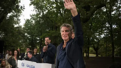 El presidente del Partido Popular, Alberto Núñez Feijóo, durante la inauguración del curso político del PP, en la Carballeira de San Xusto, a 31 de agosto de 2025, en Cerdedo-Cotobade, Pontevedra, Galicia (España). El presidente del Partido Popular, Alberto Núñez Feijóo, durante la inauguración del curso político del PP, en la Carballeira de San Xusto, a 31 de agosto de 2025, en Cerdedo-Cotobade, Pontevedra, Galicia (España).