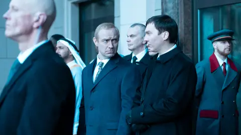 Jude Law como Vladimir Putin y Paul Dano en El mago del Kremlin Jude Law como Vladimir Putin y Paul Dano en El mago del Kremlin