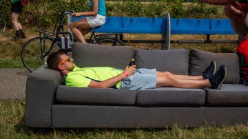 Imagen de archivo de hombre descansando 
