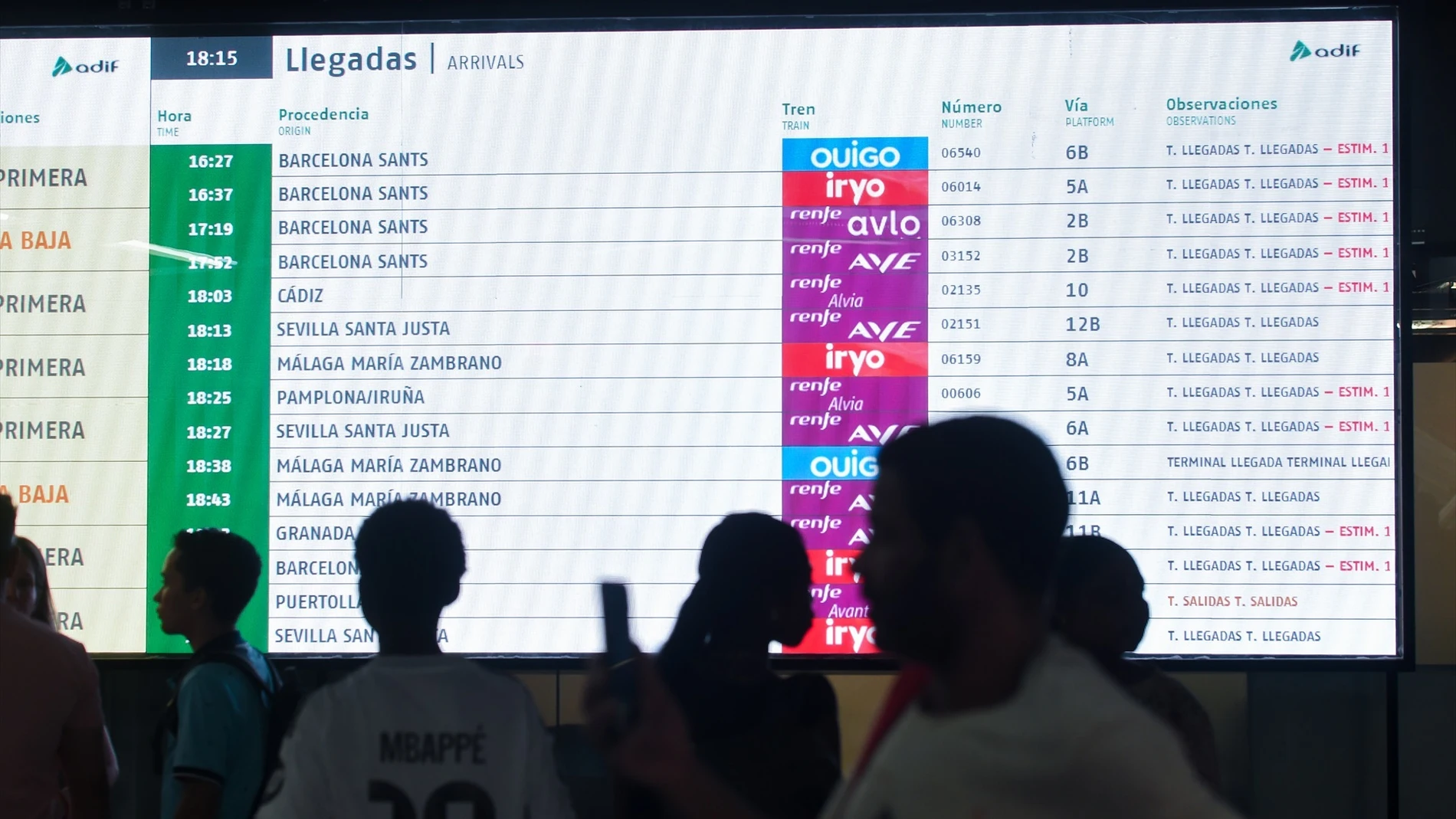 Una pantalla de llegadas, en la estación Puerta de Atocha - Almudena Grandes (Madrid). Una pantalla de llegadas, en la estación Puerta de Atocha - Almudena Grandes (Madrid).