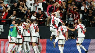 Los jugadores del Rayo celebran el gol del empate