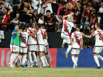 Los jugadores del Rayo celebran el gol del empate