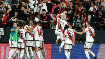 Los jugadores del Rayo celebran el gol del empate