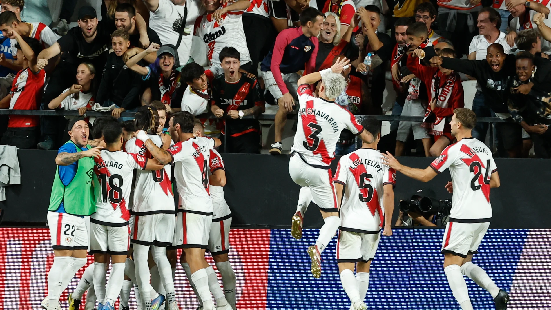 Los jugadores del Rayo celebran el gol del empate Los jugadores del Rayo celebran el gol del empate