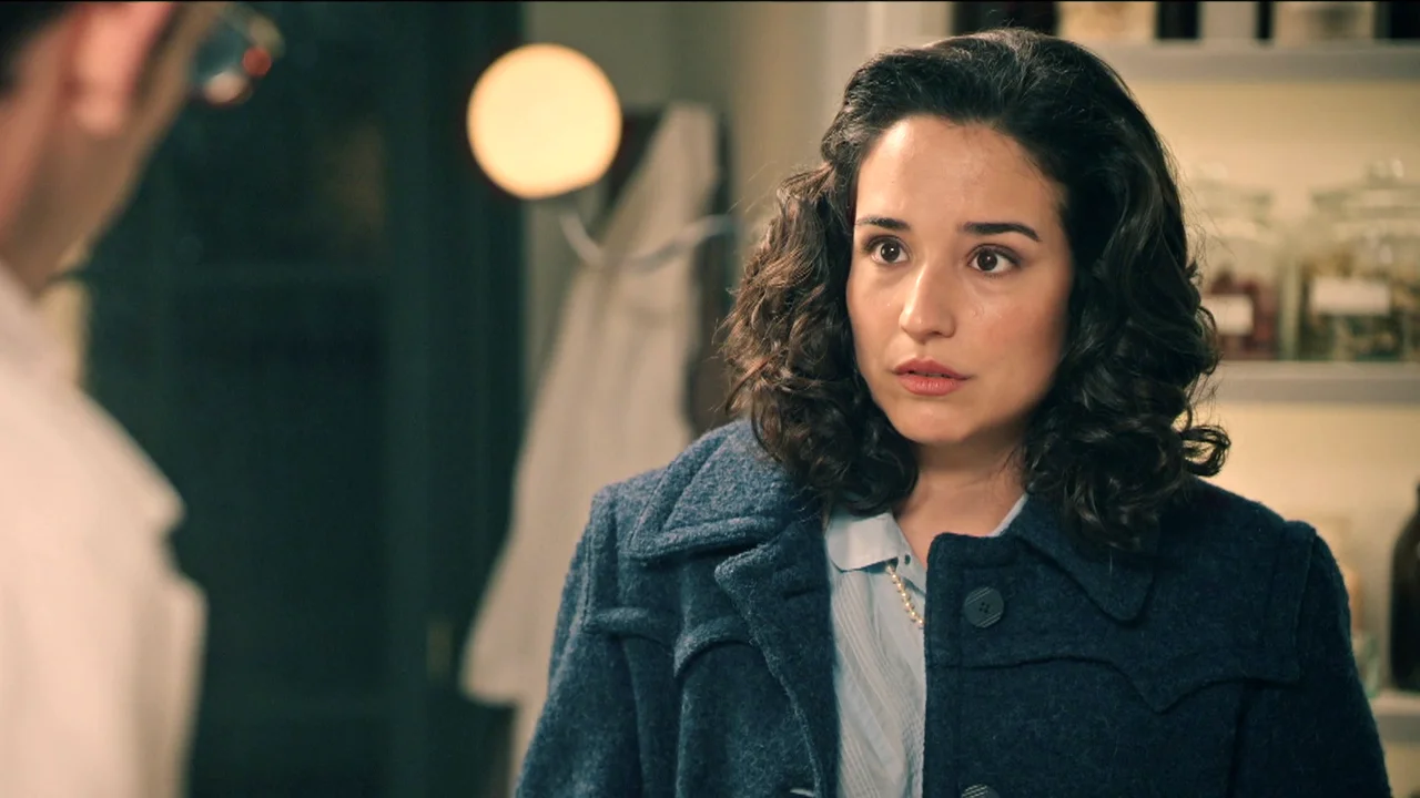 Cristina intenta aclarar las cosas tras su beso con Luis, pero él no quiere hablar del tema