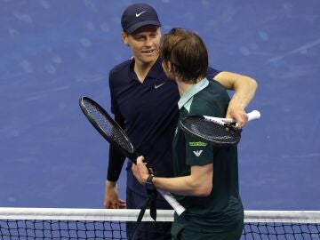 Sinner habla con Bublik tras el partido en el US Open