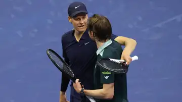 Sinner habla con Bublik tras el partido en el US Open Sinner habla con Bublik tras el partido en el US Open