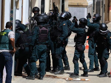 Cordón policial custodiando el domicilio de Alfafar