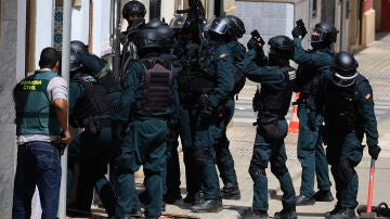 Cordón policial custodiando el domicilio de Alfafar