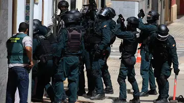 Cordón policial custodiando el domicilio de Alfafar Cordón policial custodiando el domicilio de Alfafar