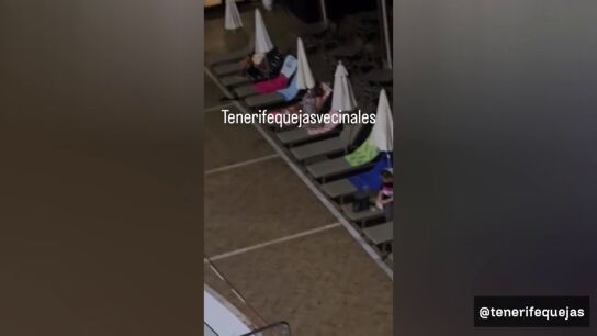 Un paso m&aacute;s en la guerra de las hamacas: dormir en la tumbona para guardar el sitio a pesar de estar en un hotel de cuatro estrellas