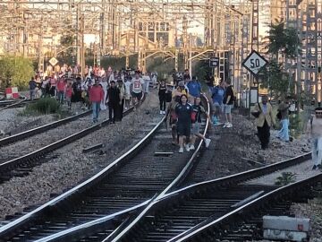 Decenas de pasajeros invaden las vías de tren en la estación de Atocha tras una avería en el suministro eléctrico