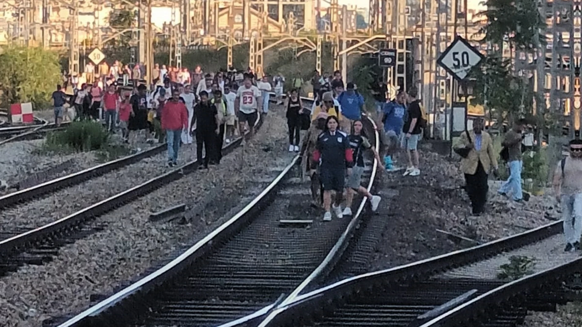 Decenas de pasajeros invaden las vías de tren en la estación de Atocha tras una avería en el suministro eléctrico Decenas de pasajeros invaden las vías de tren en la estación de Atocha tras una avería en el suministro eléctrico