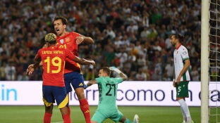 Mikel Oyarzabal y Lamine Yamal celebran el primer gol ante Bulgaria