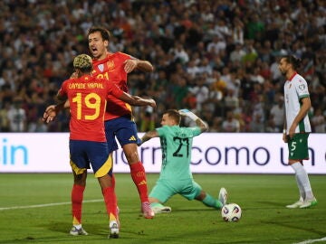 Mikel Oyarzabal y Lamine Yamal celebran el primer gol ante Bulgaria