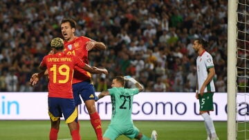 Mikel Oyarzabal y Lamine Yamal celebran el primer gol ante Bulgaria