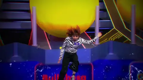 Del estilazo de Blas Cantó al susto de Angy: todas las caídas a la piscina del primer programa de Juego de pelotas Del estilazo de Blas Cantó al susto de Angy: todas las caídas a la piscina del primer programa de Juego de pelotas