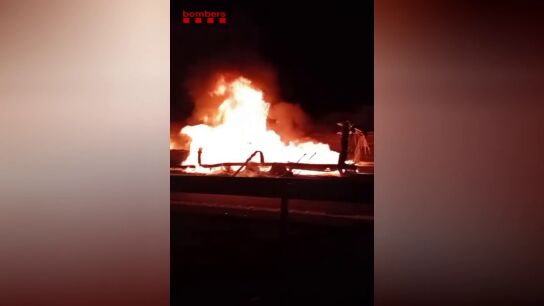 Un cami&oacute;n con polietileno se incendia en la AP-2 y provoca una espectacular columna de humo