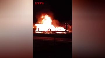 Un camión con polietileno se incendia en la AP-2 y provoca una espectacular columna de humo Un camión con polietileno se incendia en la AP-2 y provoca una espectacular columna de humo