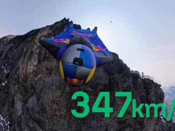 Peter Salzmann, en su histórico vuelo en Suiza