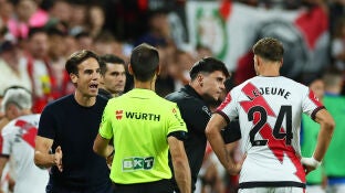 Inigo P&eacute;rez, t&eacute;cnico del Rayo, protesta una acci&oacute;n ante el Bar&ccedil;a en Vallecas