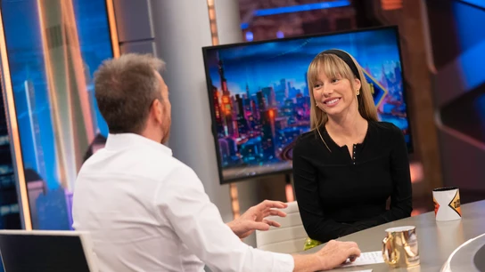 ¿Se desnudaría por salvar a su familia? Ester Expósito confiesa qué haría ante este dilema moral en El Hormiguero ¿Se desnudaría por salvar a su familia? Ester Expósito confiesa qué haría ante este dilema moral en El Hormiguero
